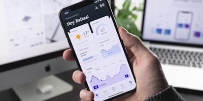 铁粉聚集地栏目展示球迷社区互动交流的热闹场景