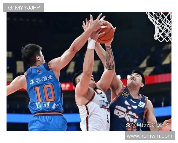 重庆篮球队技术争议引发热议球迷对战术和裁判判罚展开激烈讨论