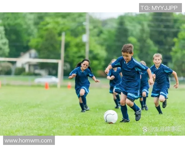足球明星在训练场上独自挥洒汗水展现超凡技艺的精彩视频合集